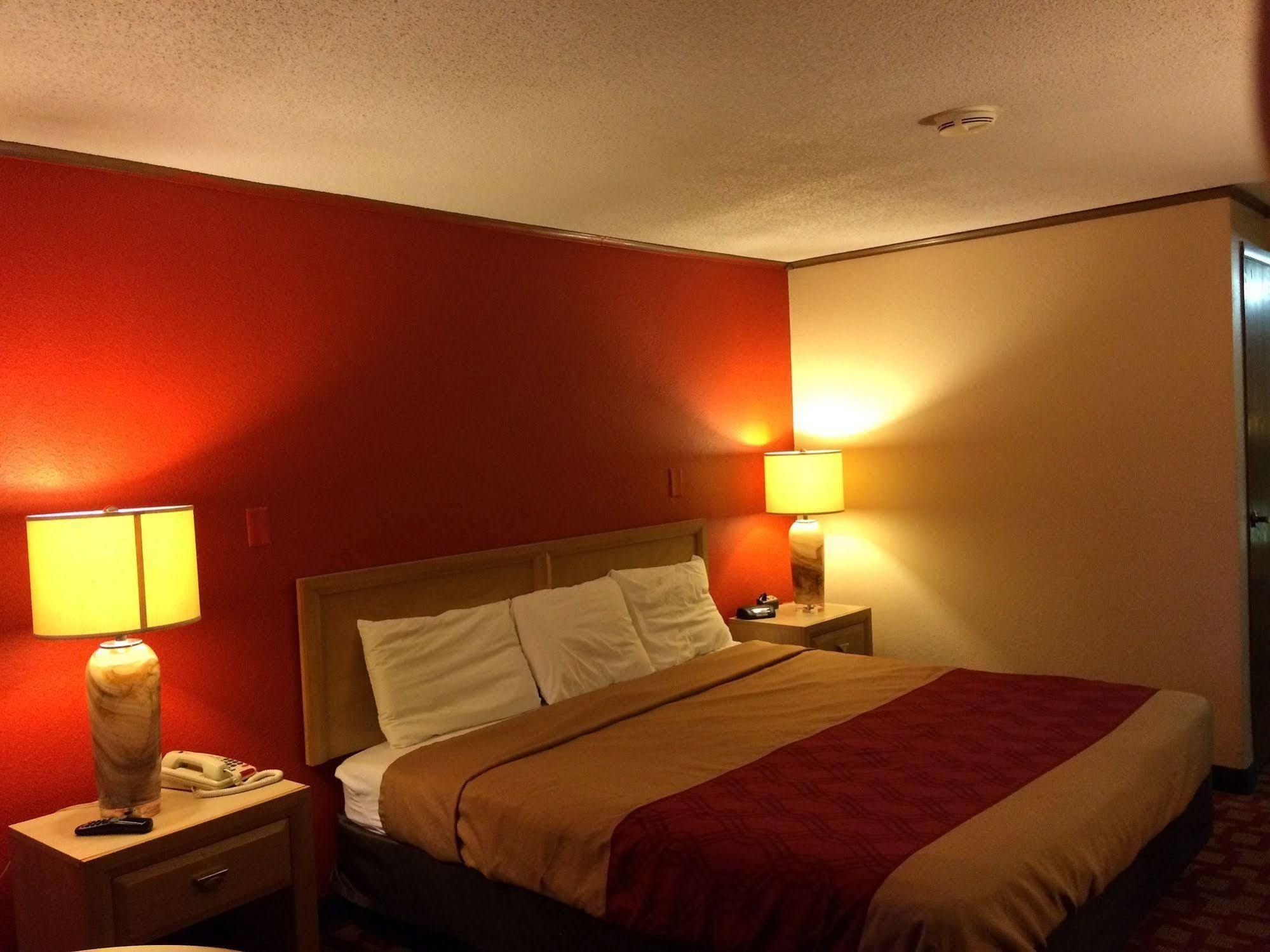 Econo Lodge Norwalk Bagian luar foto