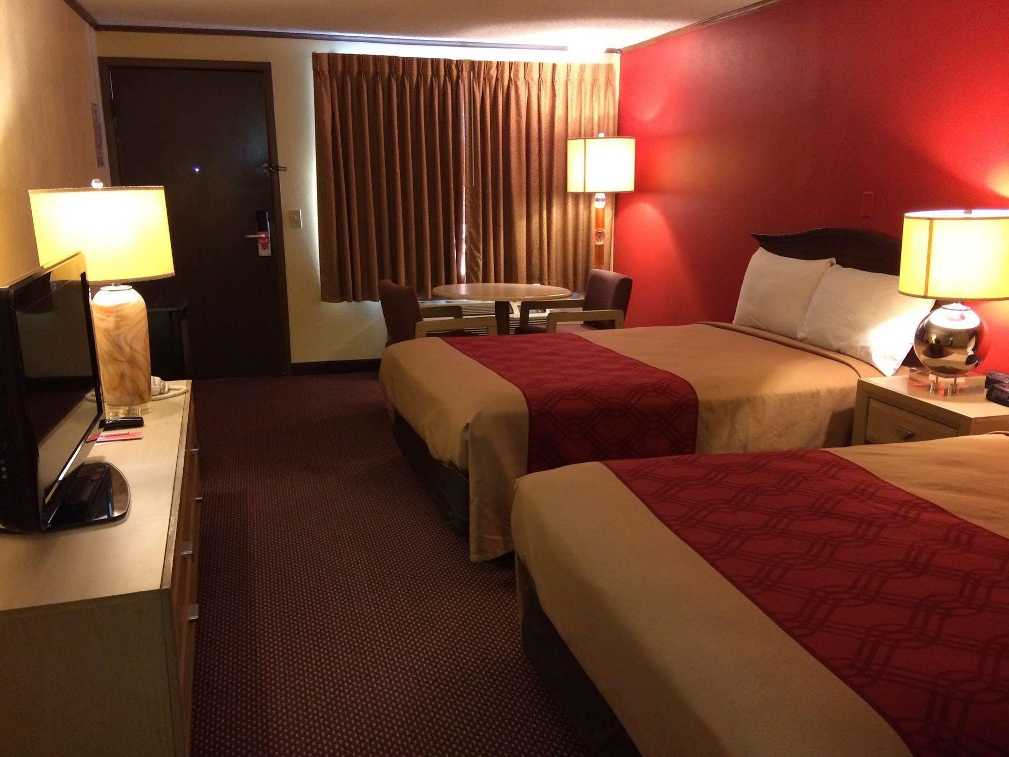 Econo Lodge Norwalk Bagian luar foto