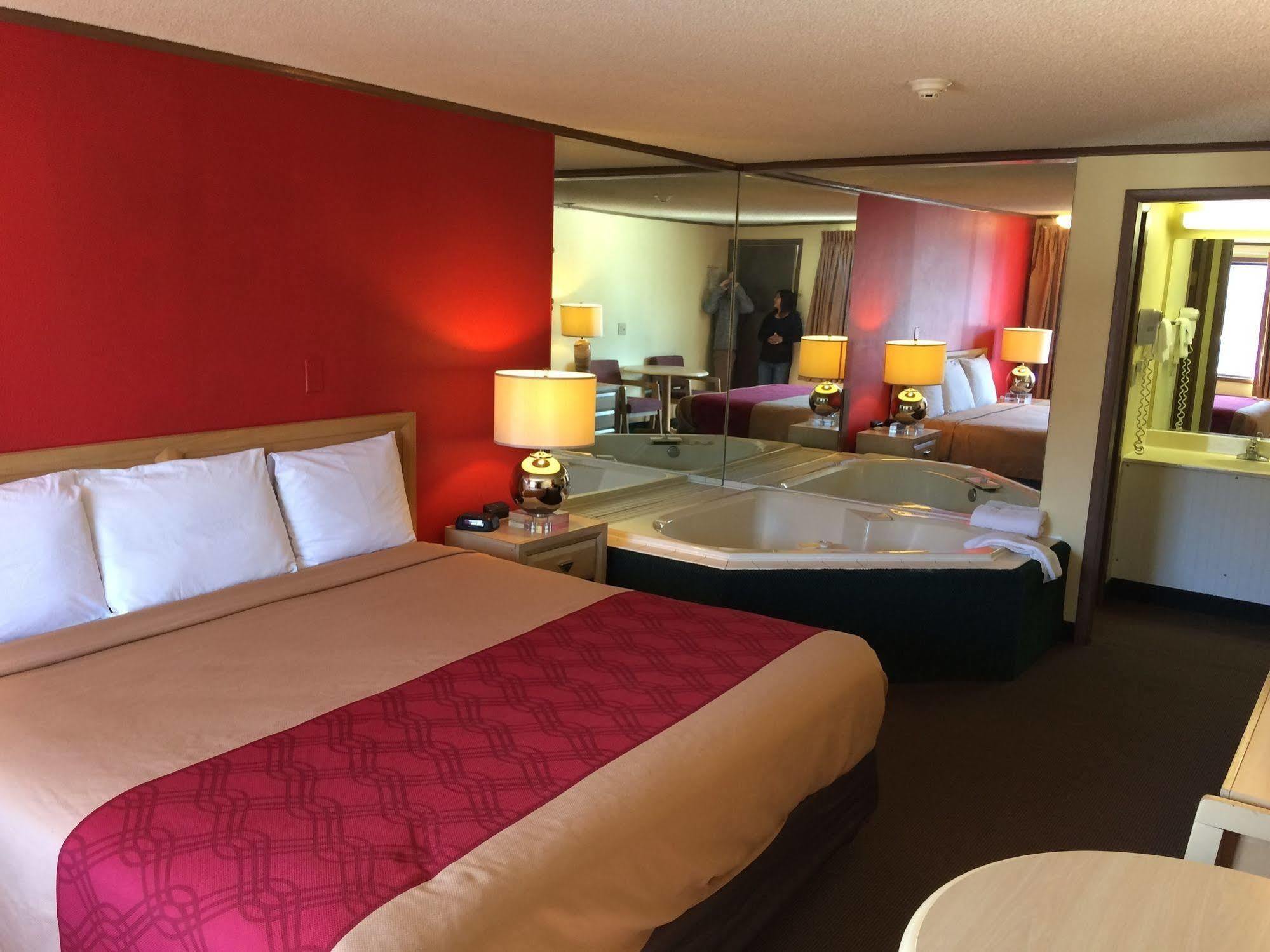 Econo Lodge Norwalk Bagian luar foto