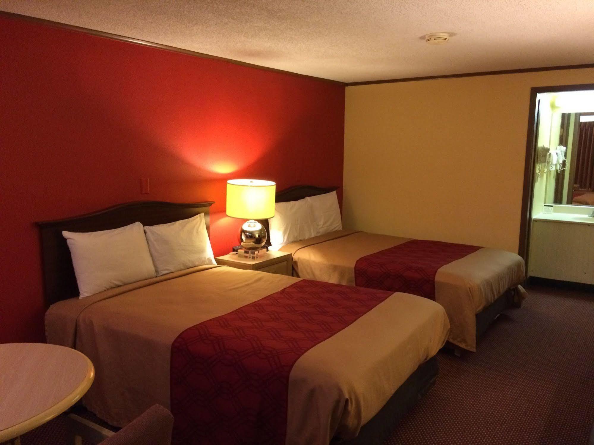 Econo Lodge Norwalk Bagian luar foto