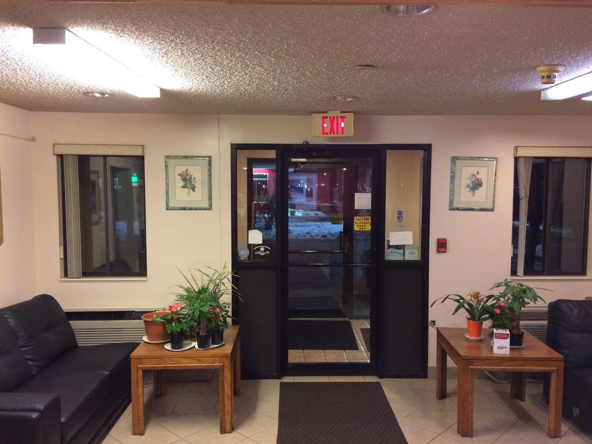 Econo Lodge Norwalk Bagian luar foto