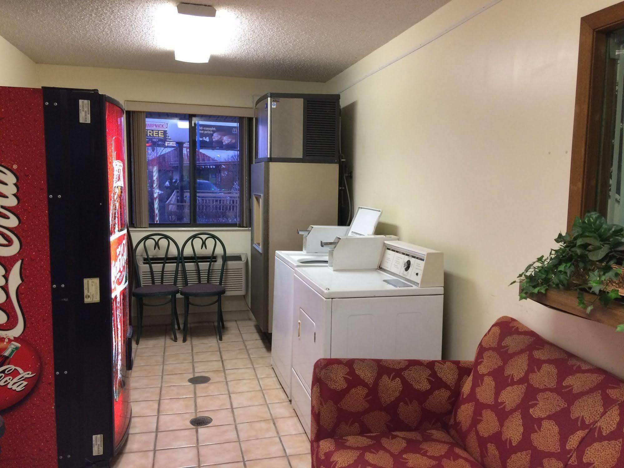 Econo Lodge Norwalk Bagian luar foto