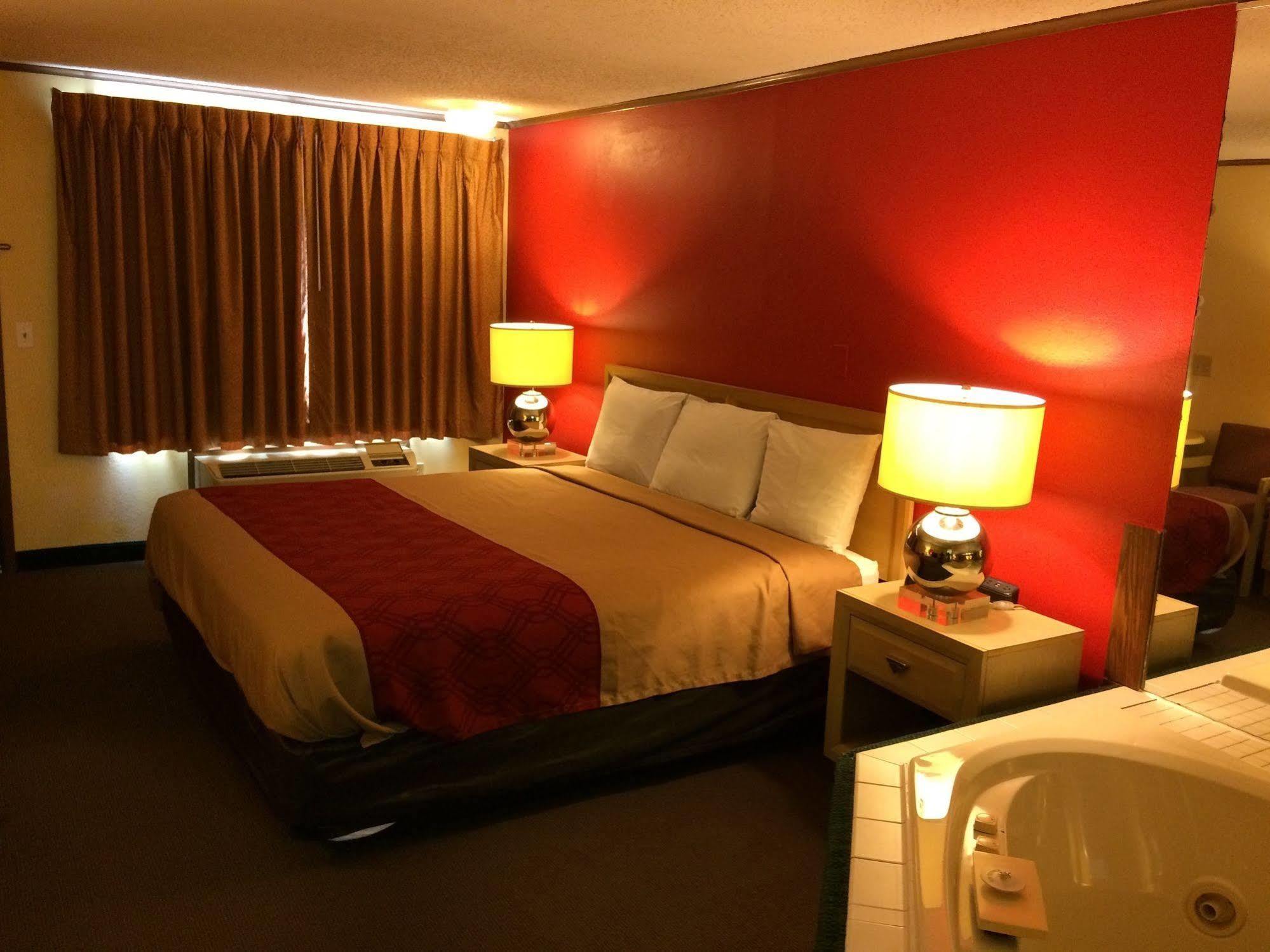 Econo Lodge Norwalk Bagian luar foto