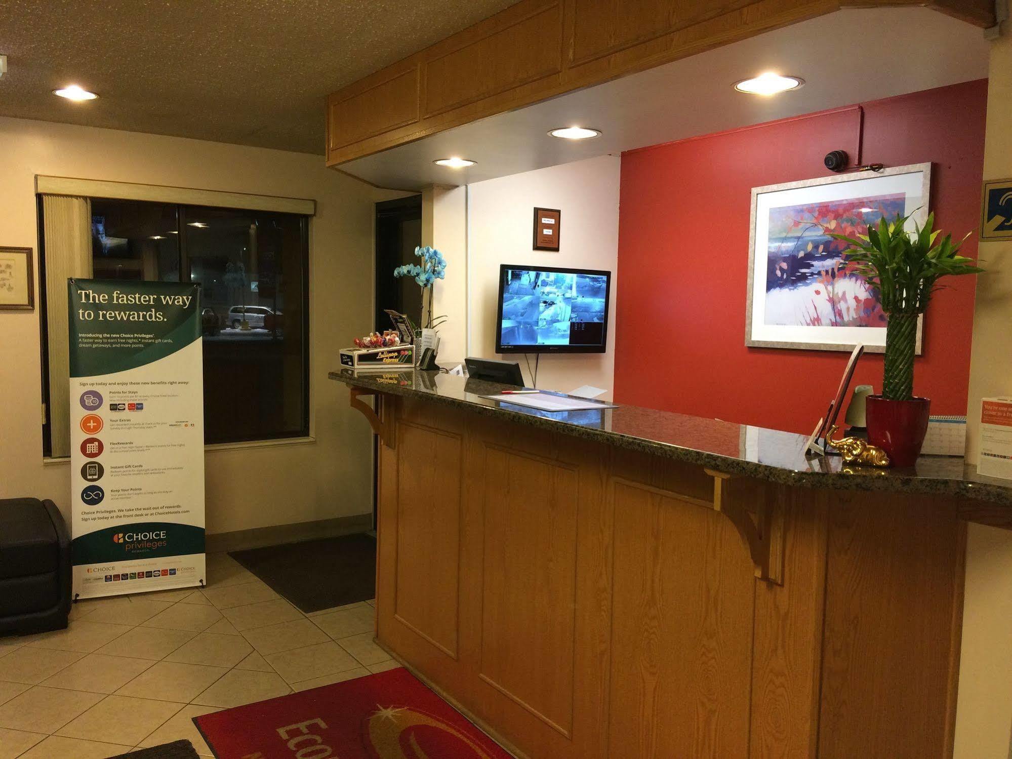 Econo Lodge Norwalk Bagian luar foto