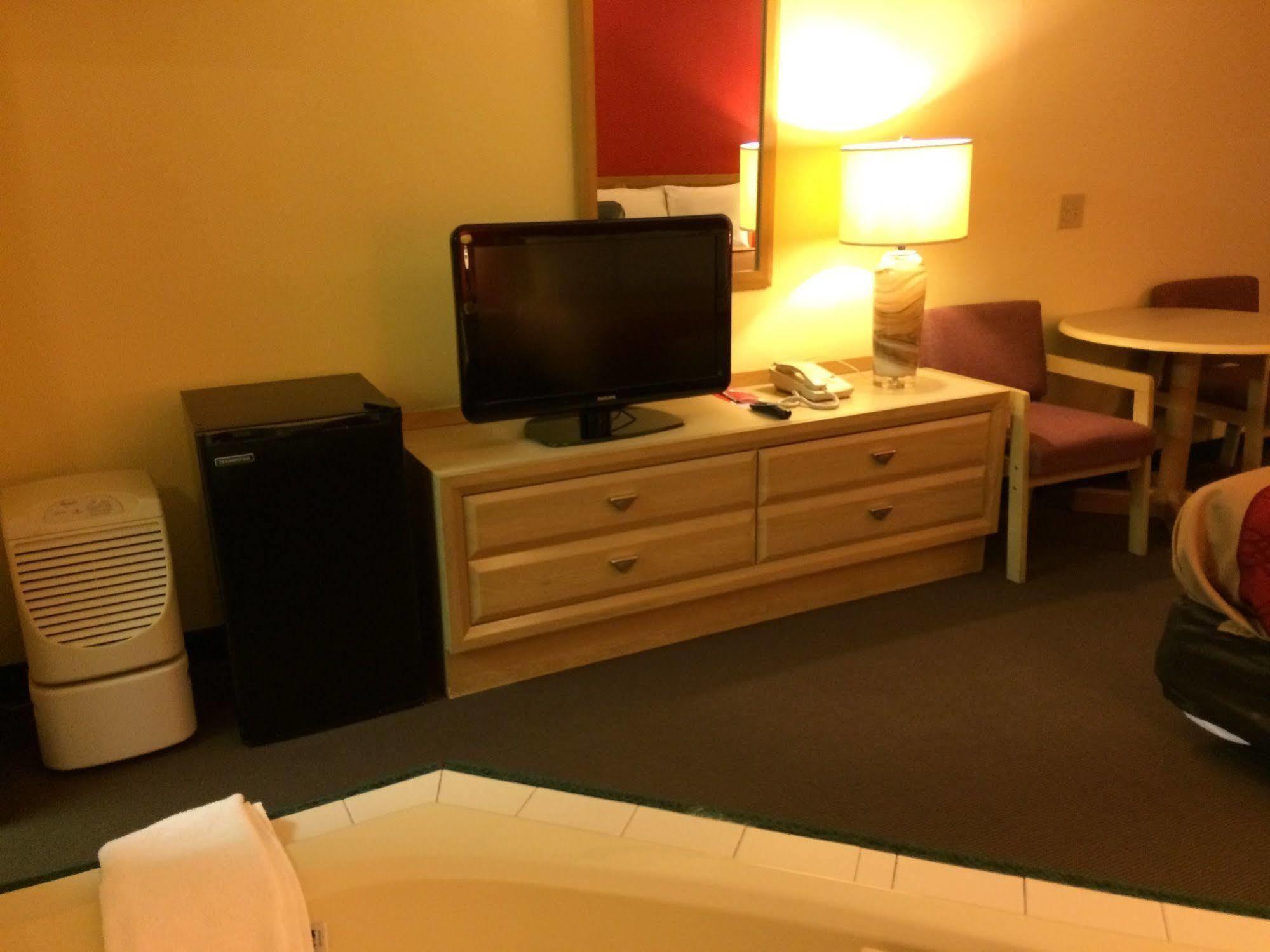 Econo Lodge Norwalk Bagian luar foto