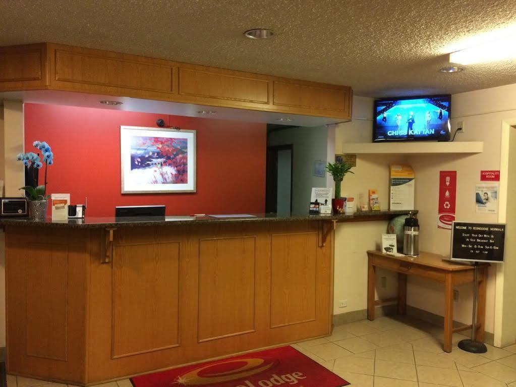 Econo Lodge Norwalk Bagian luar foto
