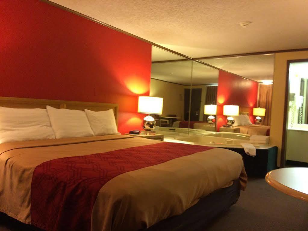 Econo Lodge Norwalk Bagian luar foto