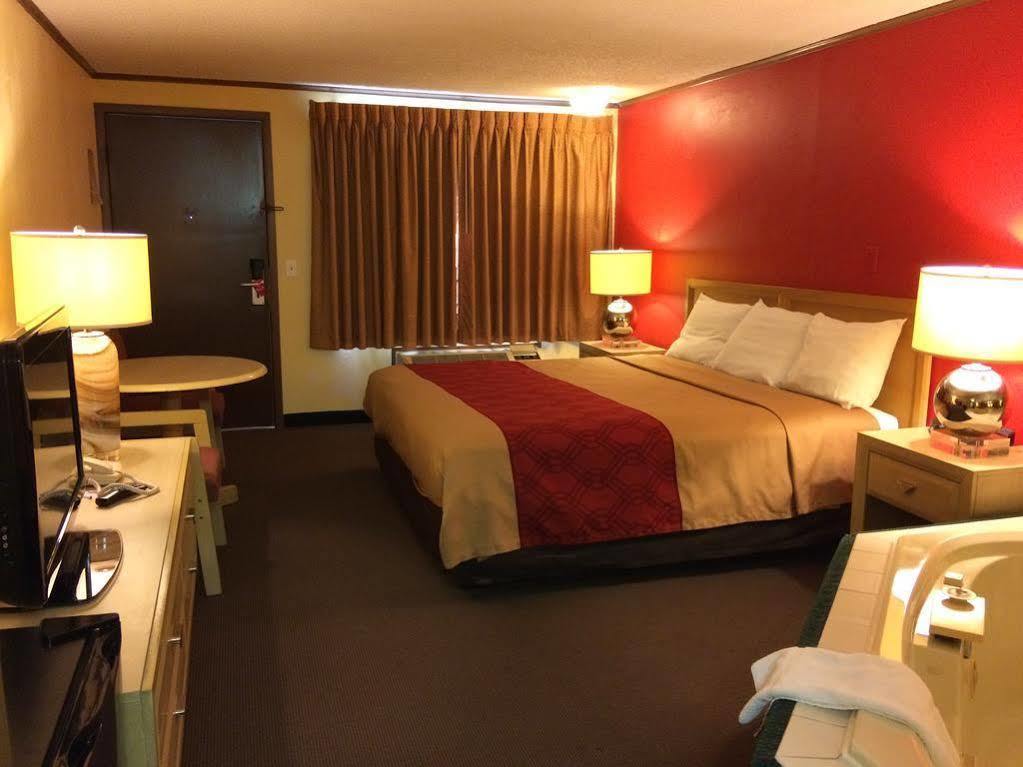 Econo Lodge Norwalk Bagian luar foto
