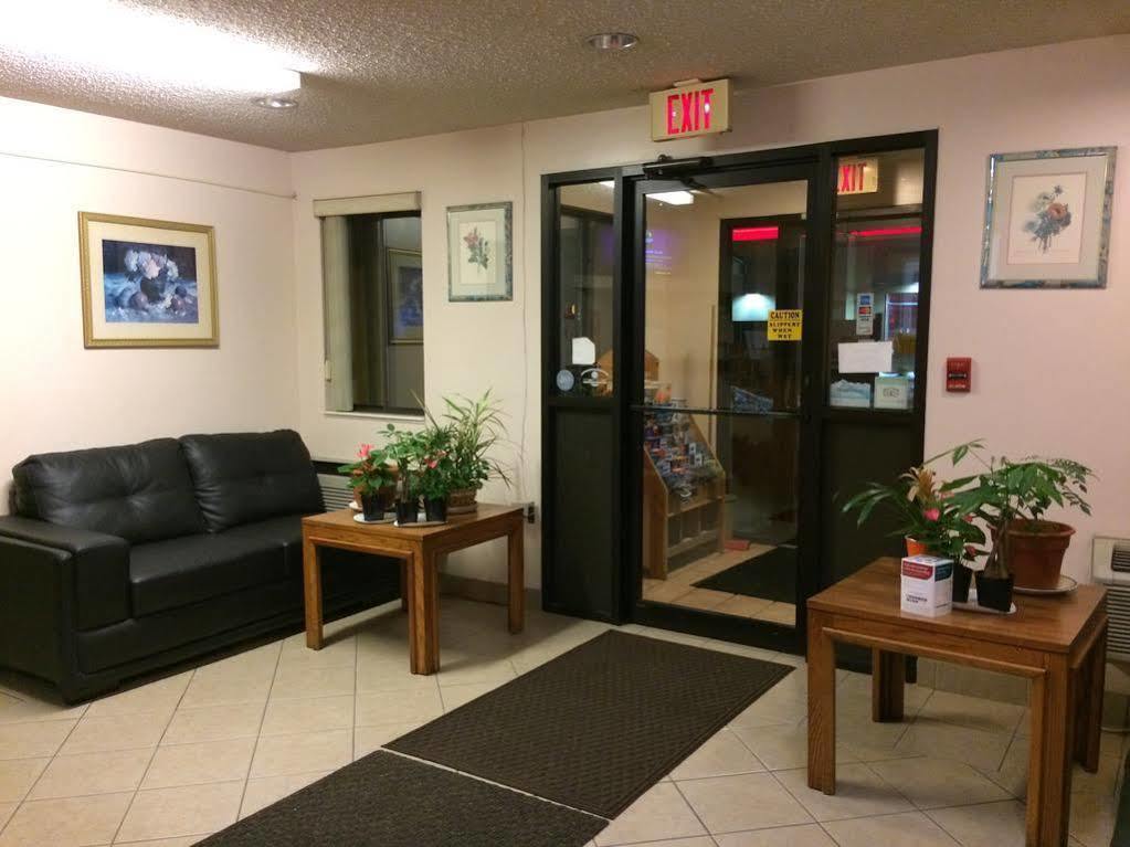 Econo Lodge Norwalk Bagian luar foto