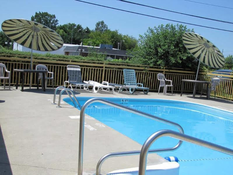 Econo Lodge Norwalk Bagian luar foto