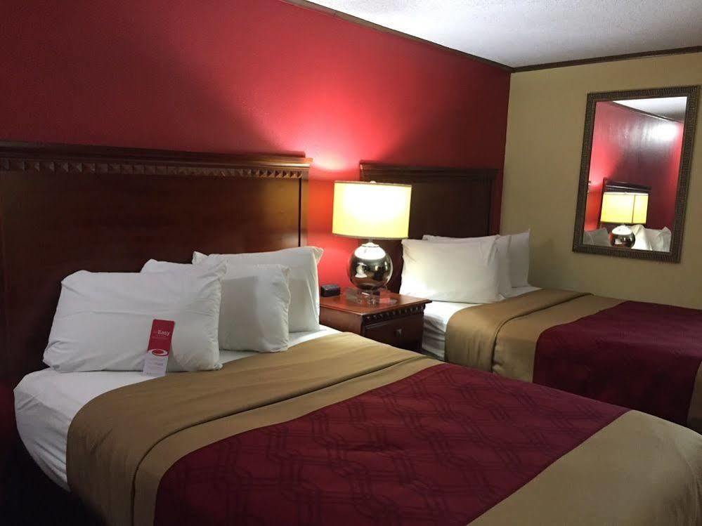 Econo Lodge Norwalk Bagian luar foto